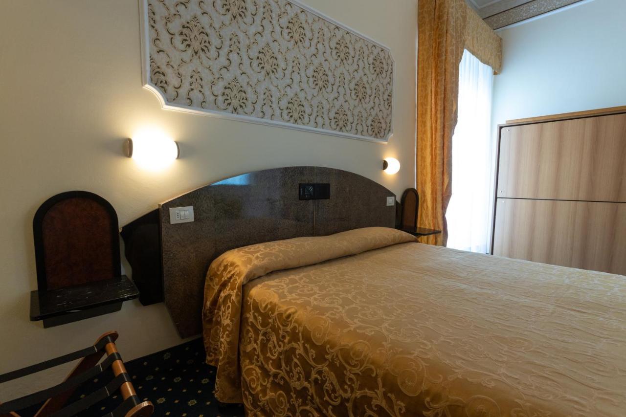 Hotel River Fronte Mare Con Piscina Rimini Exteriér fotografie