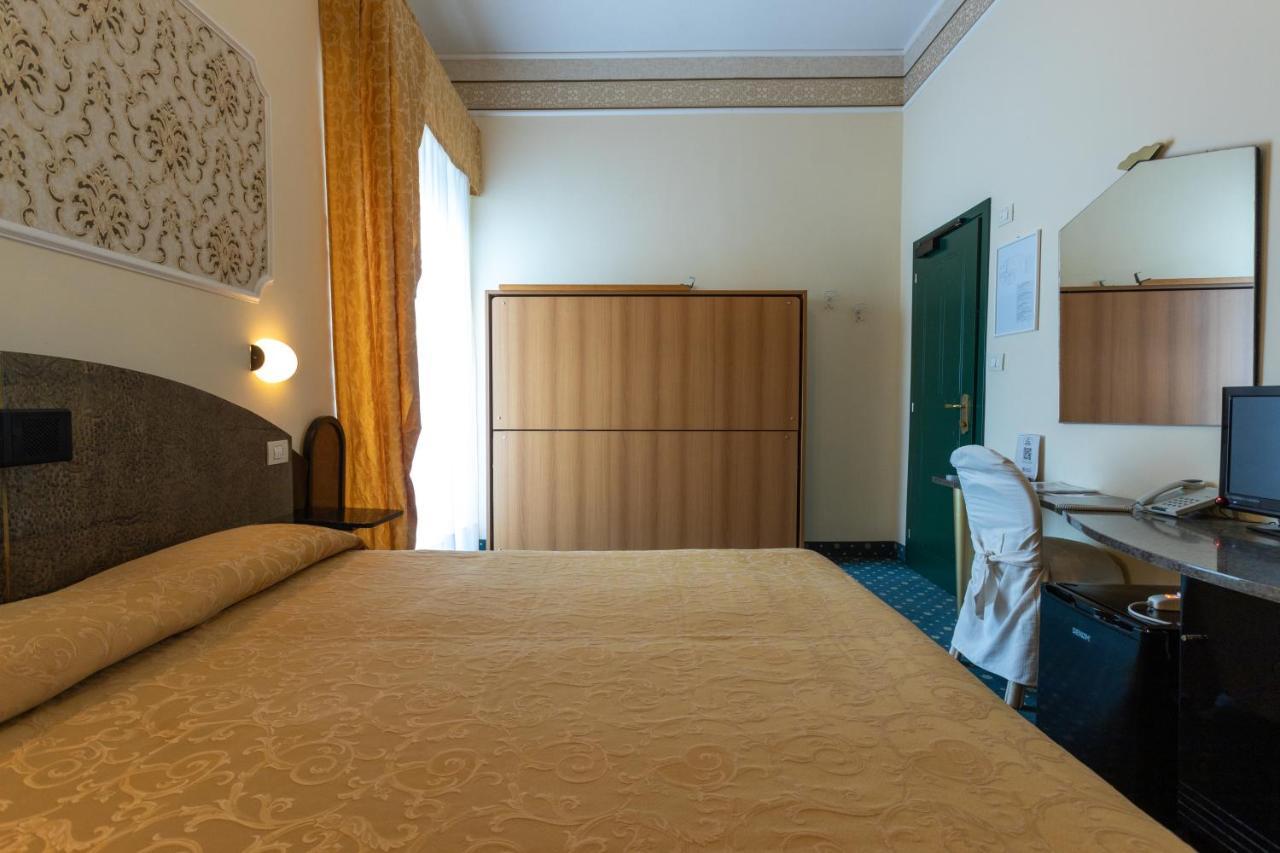 Hotel River Fronte Mare Con Piscina Rimini Exteriér fotografie