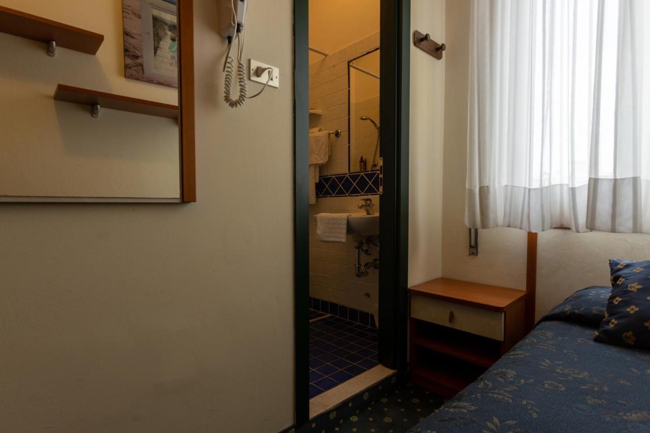 Hotel River Fronte Mare Con Piscina Rimini Exteriér fotografie