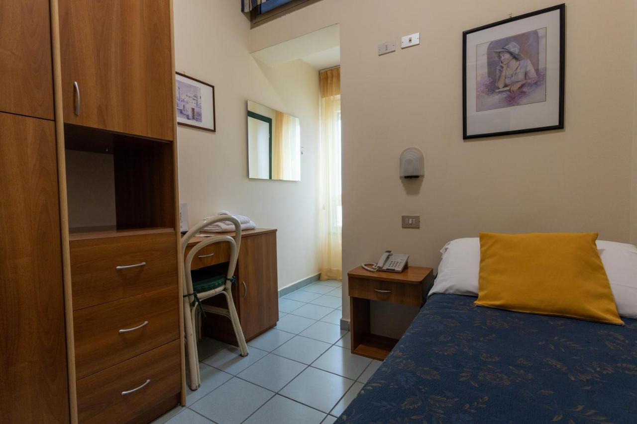 Hotel River Fronte Mare Con Piscina Rimini Exteriér fotografie