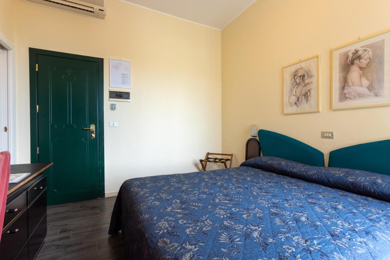 Hotel River Fronte Mare Con Piscina Rimini Exteriér fotografie