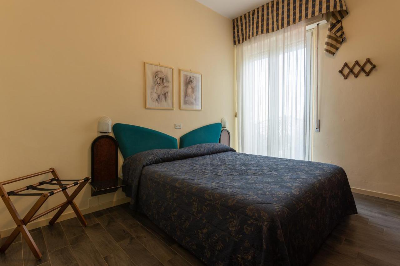 Hotel River Fronte Mare Con Piscina Rimini Exteriér fotografie