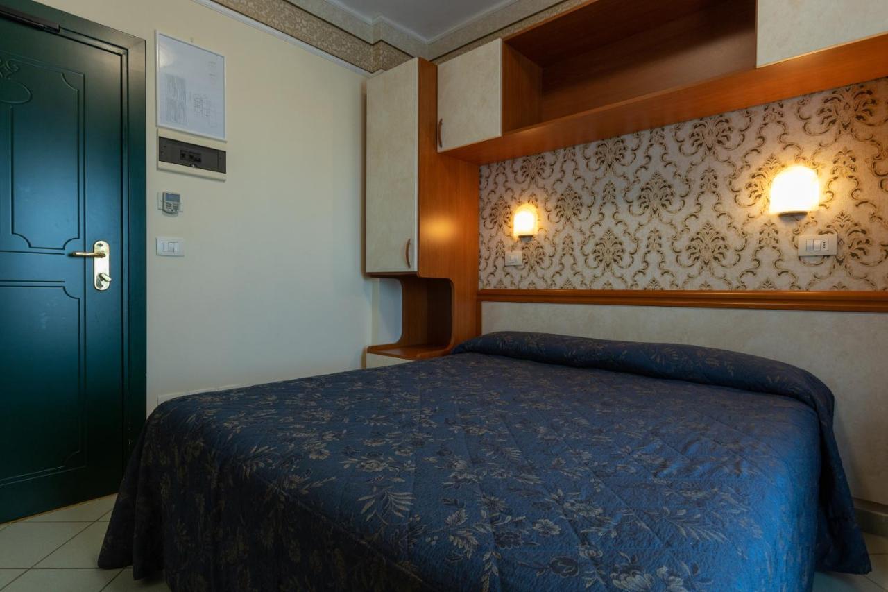 Hotel River Fronte Mare Con Piscina Rimini Exteriér fotografie