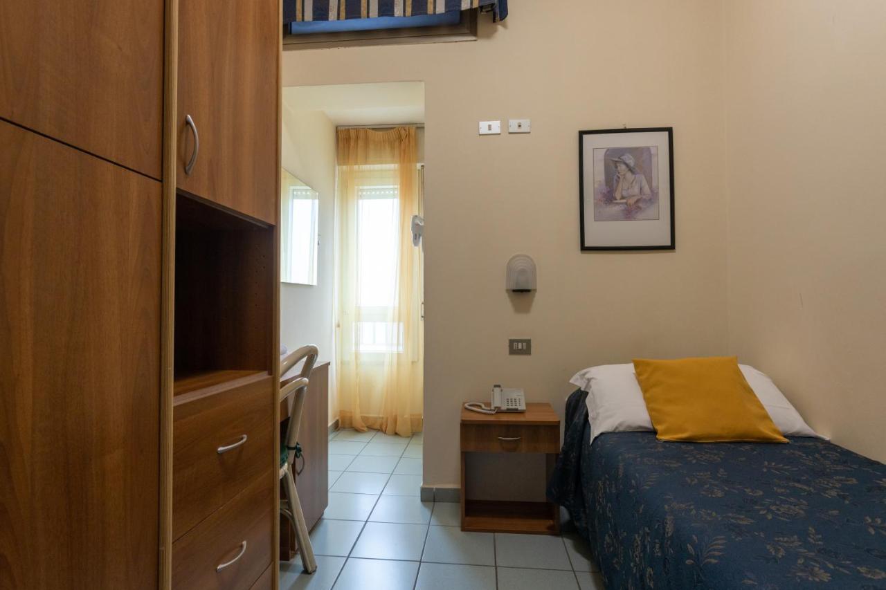 Hotel River Fronte Mare Con Piscina Rimini Exteriér fotografie
