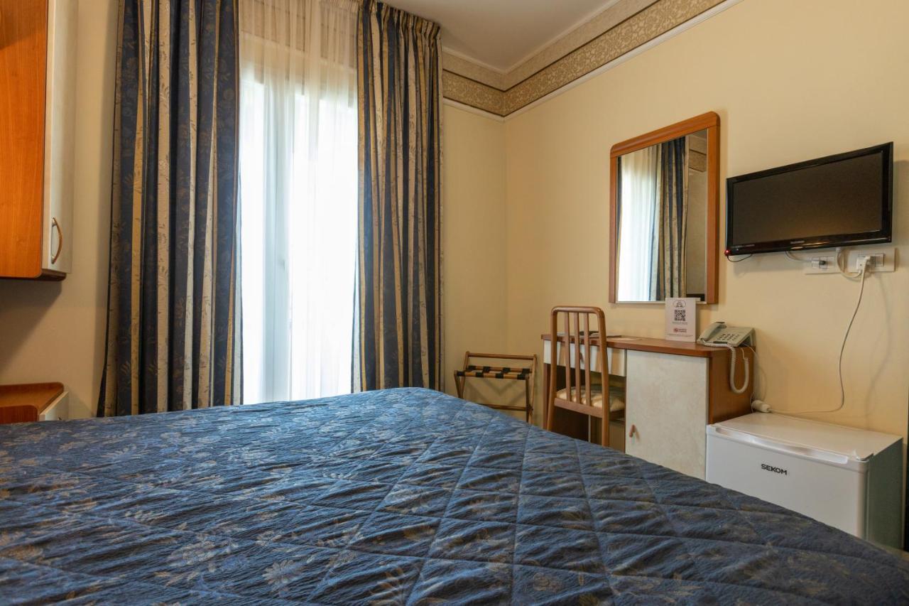 Hotel River Fronte Mare Con Piscina Rimini Exteriér fotografie
