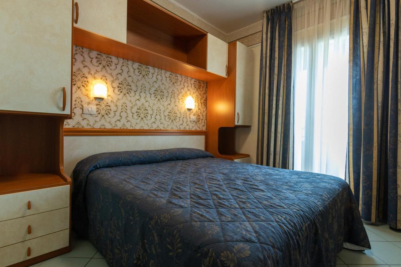 Hotel River Fronte Mare Con Piscina Rimini Exteriér fotografie